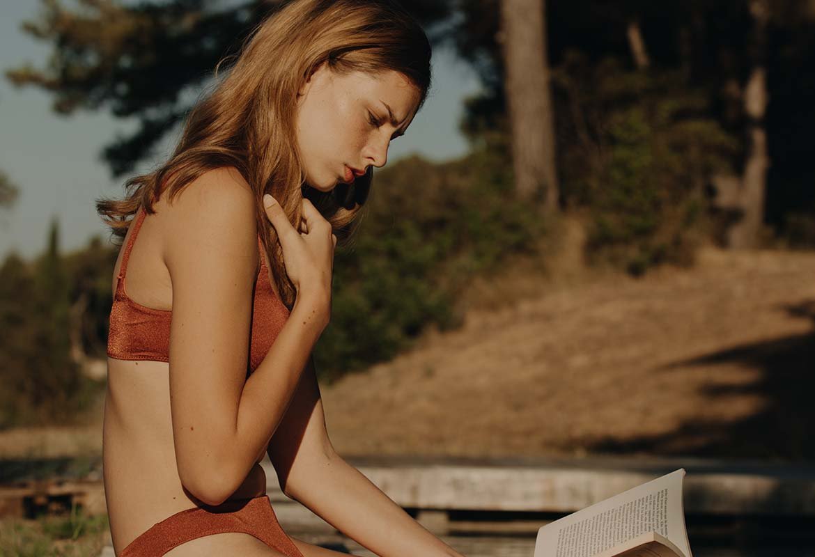 Déjate puesta la mascarilla que elijas de L’Oréal Paris mientras lees para cuidar tu pelo en casa.